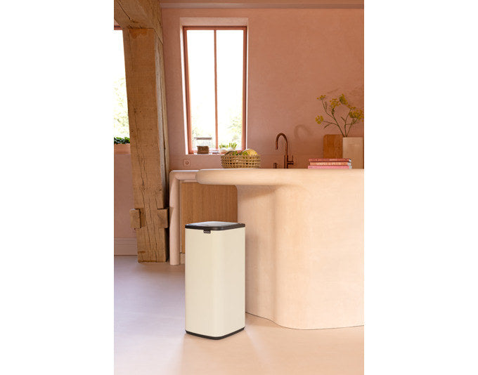 BRABANTIA Abfallbehälter Touch Bin Bo soft beige 30 l in Soft beige, Weiss präsentiert im Onlineshop von KAQTU Design AG. Mülleimer ist von BRABANTIA