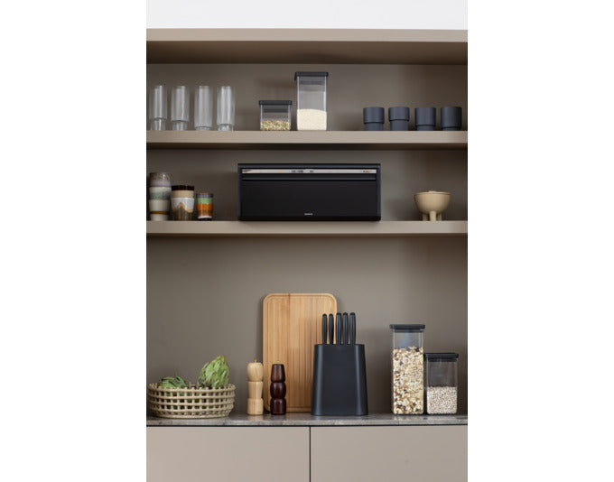 BRABANTIA Brotkasten matt black 46.5x25x18.7 cm in präsentiert im Onlineshop von KAQTU Design AG. Brotkorb ist von BRABANTIA