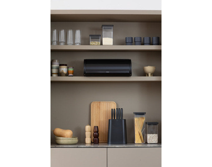 BRABANTIA Rollbrotkasten matt black 44.5x26.2x17.3 cm in Black, Schwarz präsentiert im Onlineshop von KAQTU Design AG. Brotkorb ist von BRABANTIA