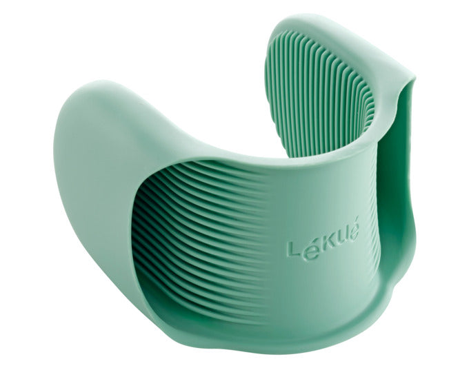 Zwei grüne Silikon-Fingerschützer von LÉKUÉ, ideal zum Schutz der Hände beim Umgang mit heißen Töpfen und Pfannen. Perfekt für sicheres Kochen.
