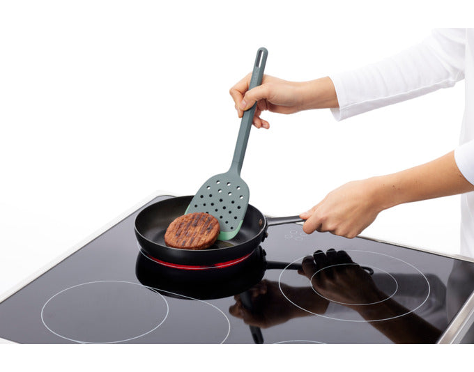 LÉKUÉ Pfannenwender gelocht Silikon 30.6 cm grün in präsentiert im Onlineshop von KAQTU Design AG. Kochbesteck ist von LEKUE