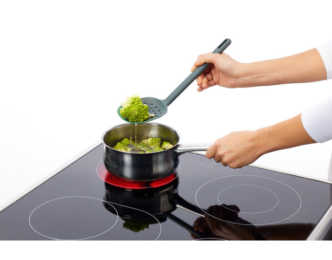 LÉKUÉ Schaumlöffel Silikon 29 cm grün in präsentiert im Onlineshop von KAQTU Design AG. Kochbesteck ist von LEKUE