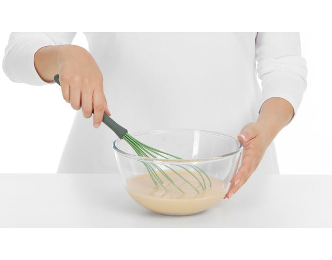 LÉKUÉ Schneebesen Silikon 32 cm grün in präsentiert im Onlineshop von KAQTU Design AG. Kochbesteck ist von LEKUE