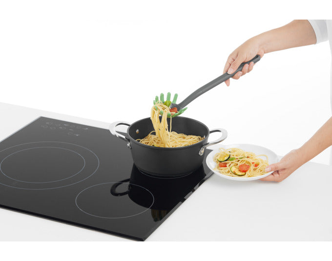 LÉKUÉ Spaghettilöffel Silikon 30 cm grün in präsentiert im Onlineshop von KAQTU Design AG. Kochbesteck ist von LEKUE