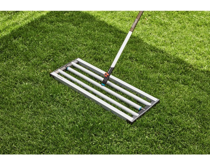 Silberne GARDENA Rasenrakel aus Metall mit rechteckigem Rahmen, abgerundeten Ecken und Innenplatten, Combisystem-Aufnahme für Stiel.