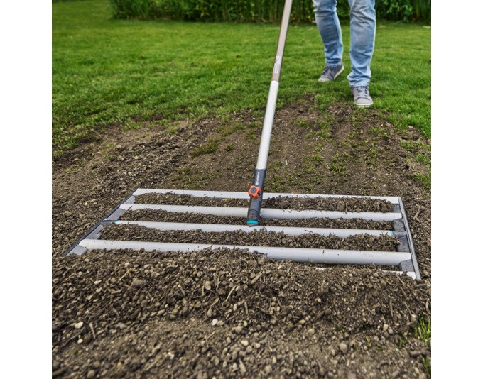 Silberne GARDENA Rasenrakel aus Metall mit rechteckigem Rahmen, abgerundeten Ecken und Innenplatten, Combisystem-Aufnahme für Stiel.