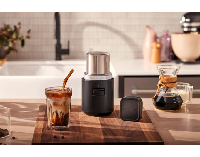 KITCHENAID Kaffeemühle kabellos inkl. Akku schwarz matt in präsentiert im Onlineshop von KAQTU Design AG. Küchengerät ist von KITCHEN AID