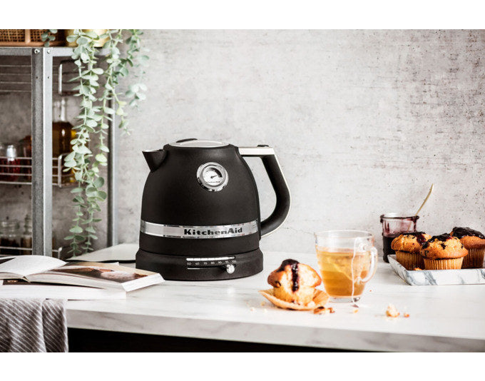 KITCHENAID Wasserkocher 5KEK1522 1.5 l eisenschwarz in Eisenschwarz, Schwarz präsentiert im Onlineshop von KAQTU Design AG. Wasserkocher ist von KITCHEN AID