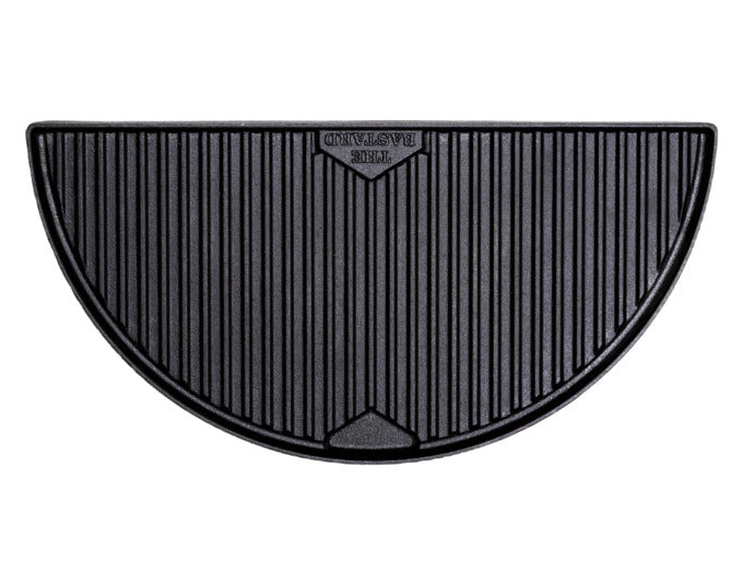 THE BASTARD Halbmondblech Gusseisen L in präsentiert im Onlineshop von KAQTU Design AG. Grillzubehör ist von THE BASTARD