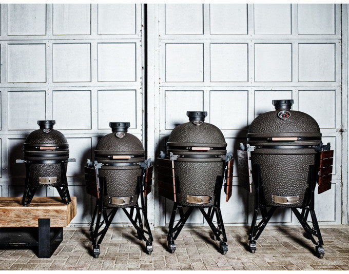 THE BASTARD Grill Urban Compact schwarz matt in Schwarz matt, Schwarz präsentiert im Onlineshop von KAQTU Design AG. Holzkohlegrill ist von THE BASTARD