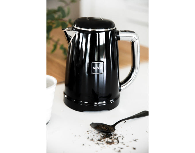 NOVIS Wasserkocher Iconic Line KTC1 schwarz in präsentiert im Onlineshop von KAQTU Design AG. Küchengerät ist von NOVIS