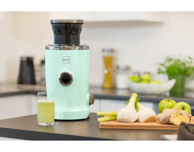 NOVIS Entsafter NewGen SX-3 VitaJuicer neomint in präsentiert im Onlineshop von KAQTU Design AG. Küchengerät ist von NOVIS