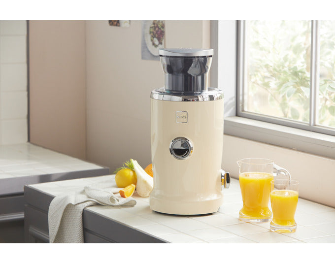 NOVIS Entsafter NewGen SX-3 VitaJuicer creme in präsentiert im Onlineshop von KAQTU Design AG. Küchengerät ist von NOVIS