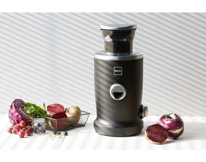 NOVIS Entsafter NewGen SX-3 VitaJuicer schwarz in präsentiert im Onlineshop von KAQTU Design AG. Küchengerät ist von NOVIS
