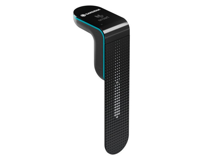 Schwarzer GARDENA Bodenfeuchtesensor Smart Sensor mit flachem Kopfteil und langem Fühler, freigestellt auf hellem Hintergrund fotografiert.