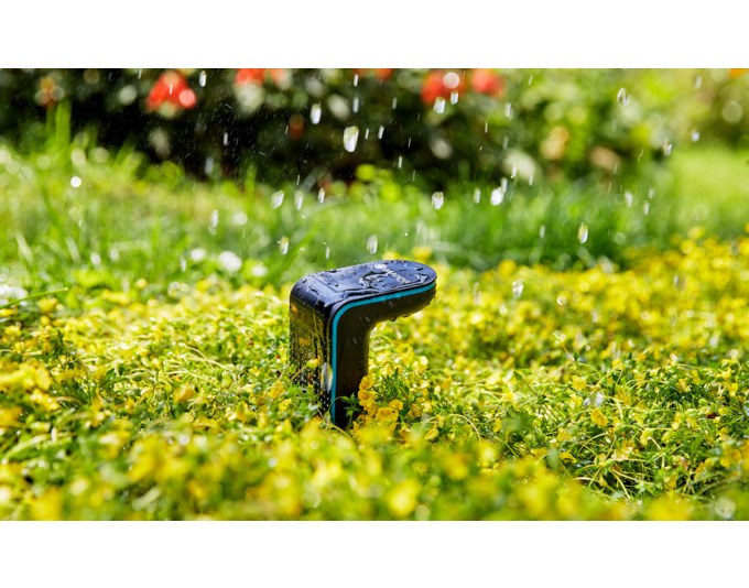 Schwarzer GARDENA Bodenfeuchtesensor Smart Sensor mit flachem Kopfteil und langem Fühler, freigestellt auf hellem Hintergrund fotografiert.