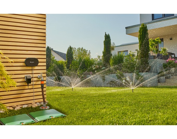 Schwarze GARDENA Bewässerungssteuerung Smart Irrigation Control mit spritzwassergeschütztem Kunststoffgehäuse und Anschlüssen für Bewässerungsventile