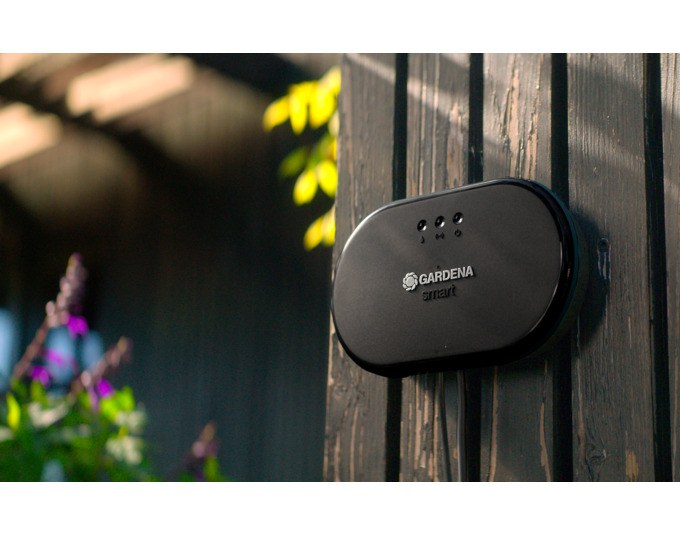 Schwarze GARDENA Bewässerungssteuerung Smart Irrigation Control mit spritzwassergeschütztem Kunststoffgehäuse und Anschlüssen für Bewässerungsventile