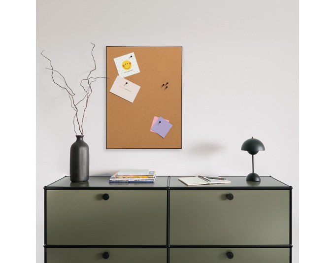 Schwarze Pinnwand aus Kork mit MDF-Trägerplatte und Kunststoffrahmen, rechteckige Form, Grösse 43.2x58.4 cm, von ZELLER PRESENT.