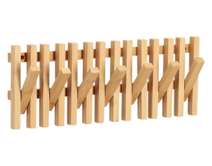 Wandgarderobe aus Bambus in Natur mit mehreren Kleiderhaken, montiert an einer Wand, zeigt warme Holzstruktur und schlichte Form.
