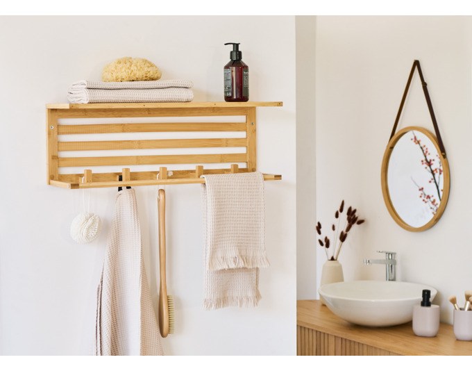 Wandgarderobe aus Bambus mit fünf Haken in den Farben Natur und Braun, montiert an einer Wand, Masse 57x15x20 cm.