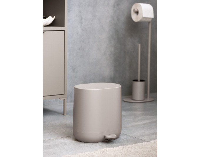 Produktfoto einer WC-Bürstengarnitur aus Metall in Greige mit geschlossenem Becher und stabilem Standfuss, Grösse 23x17x63 cm.