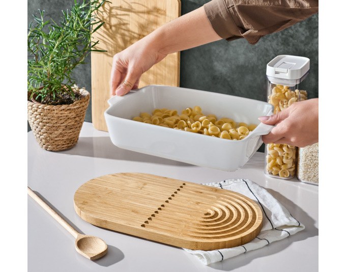 Rechteckiger Topfuntersetzer aus Bambusholz in Natur und Braun, Masse 35x20x1.5 cm, mit glatter Oberfläche und schlichtem Design.