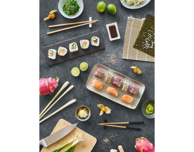 Fünfteiliges Sushi-Set aus grauem Steingut mit Bambusstäbchen, bestehend aus Tellern und Schälchen in schlichter Form.