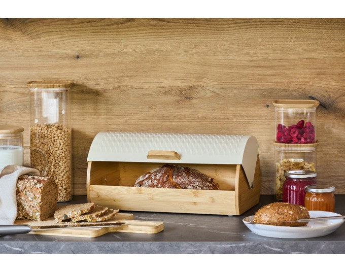 Rollbrotkasten aus Bambus und Metall in Creme/Weiss mit rollbarer Front, rechteckige Form, Aufbewahrung für Brot und Backwaren in der Küche.
