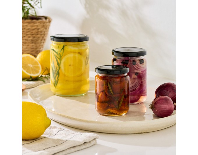 Transparentes Einmachglas mit schwarzem Metalldeckel, Fassungsvermögen 350 ml, Durchmesser 7.4 cm, Höhe 11 cm, von ZELLER PRESENT.