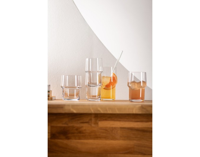 Vier transparente Longdrinkgläser Click 79 von ZWIESEL GLAS aus Glas mit klarer, stapelbarer Form, im 4er-Set arrangiert auf hellem Hintergrund.