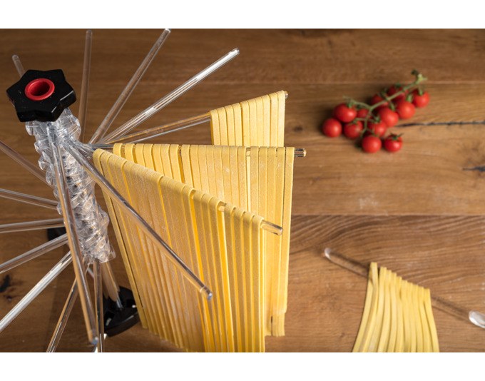 Transparenter Pastatrockner Tacapasta von MARCATO mit 16 Armen aus Kristallpolycarbonat und Chromstahl-Mittelsäule mit Lineal.