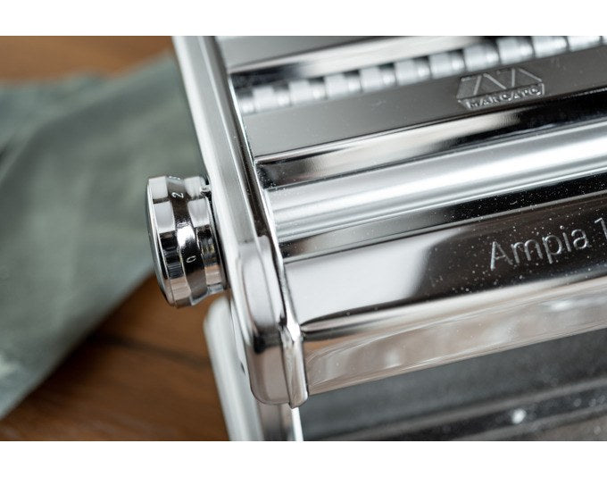 MARCATO Nudelmaschine Ampia 150 Classic in Silber: kompaktes Gehäuse aus rostfreiem Stahl mit zwei Walzen und seitlichem Stellrad.