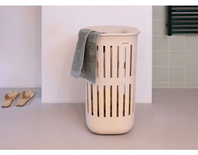 Wäschekorb BRABANTIA Collect-It in Soft beige und Weiss, 55 Liter Fassungsvermögen, mit Belüftungsschlitzen und drei Tragegriffen aus Kunststoff.