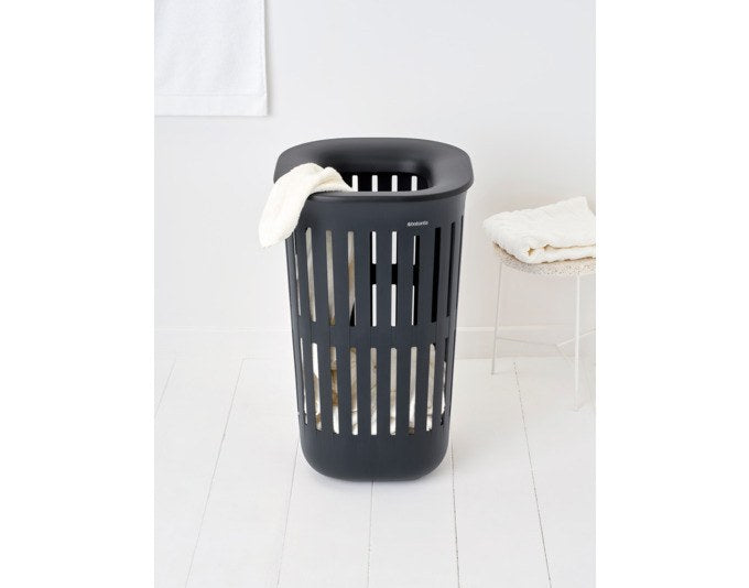 Schwarze Wäschebox Collect-It von BRABANTIA aus recyceltem Kunststoff mit Belüftungsschlitzen und drei Tragegriffen