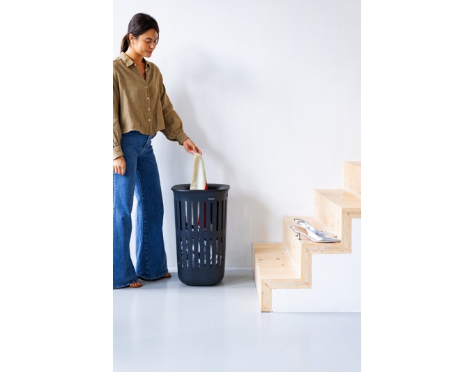 Schwarze Wäschebox Collect-It von BRABANTIA aus recyceltem Kunststoff mit Belüftungsschlitzen und drei Tragegriffen