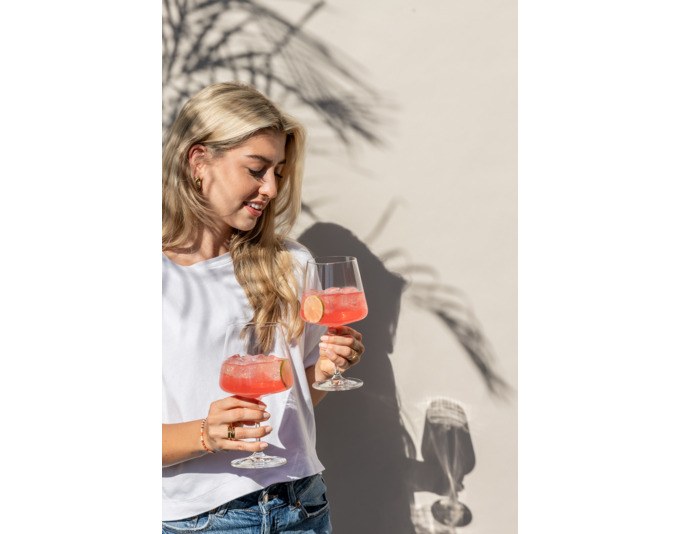 Neun transparente Weingläser aus Tritan-Kristallglas mit schlankem Kelch und rundem Fuss, angeordnet als Set von SCHOTT ZWIESEL.
