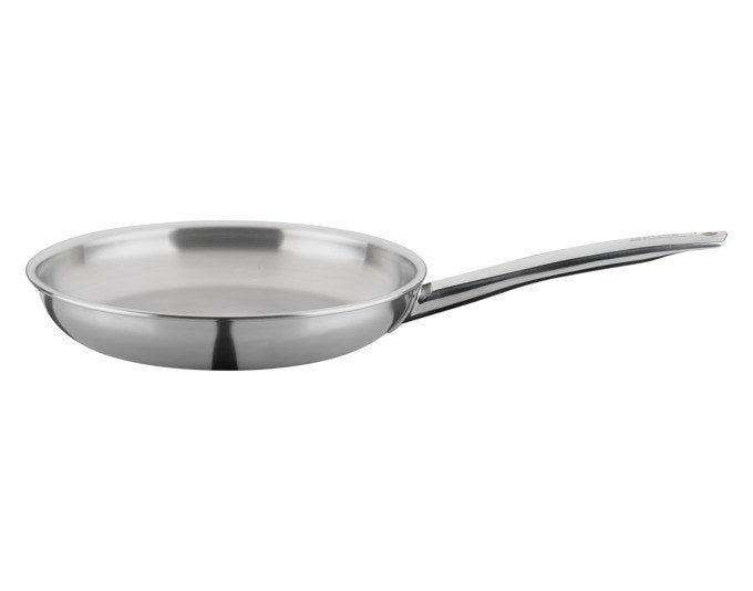 SPRING Bratpfanne Brigade Premium ø 26 in Silber, rund, aus mehrschichtigem Edelstahl mit Aluminiumkern, mit Griff und flachem Boden.