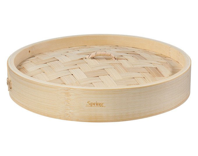 Handgefertigter Dämpfkorb aus Bambus mit zwei Ebenen und Öffnungen im Boden, Farbe Beige, Durchmesser 20 cm, Höhe 13.5 cm, dreiteilig.