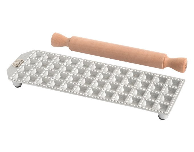 MARCATO Ravioliform aus Aluminium-Druckguss für 48 quadratische Ravioli mit 25 mm Kantenlänge, inklusive Nudelholz aus Massivholz.