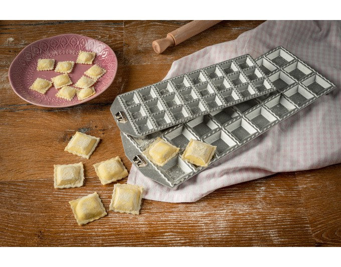 MARCATO Ravioliform aus Aluminium-Druckguss für 48 quadratische Ravioli mit 25 mm Kantenlänge, inklusive Nudelholz aus Massivholz.