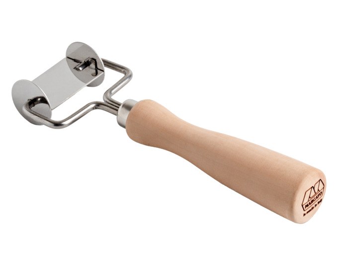 Teigrädchen von MARCATO mit eckigem, glattem Schneidrad aus Chromstahl und ergonomischem Holzgriff, Kantenlänge 4 cm, Gesamtlänge 16.7 cm.