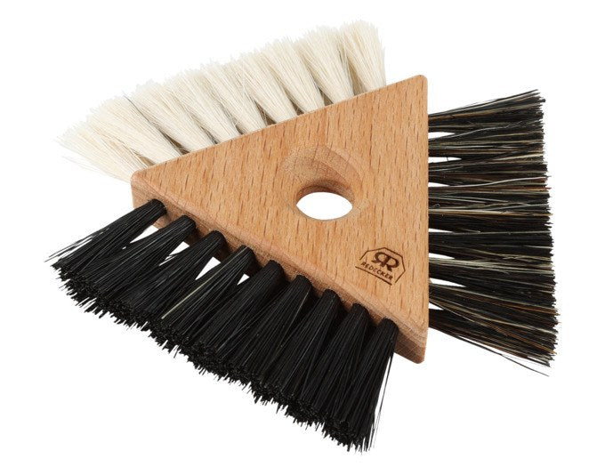 Dreieckige REDECKER Tastaturbürste aus geöltem Buchenholz mit Besatz aus Borste und Ziegenhaar, Masse 9x9x1.1 cm, in Natur.