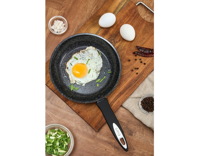 Schwarze ZYLISS Bratpfanne Ultimate aus Aluminium mit keramischer Antihaftbeschichtung, rundem Boden ø 20 cm und ergonomischem Griff.