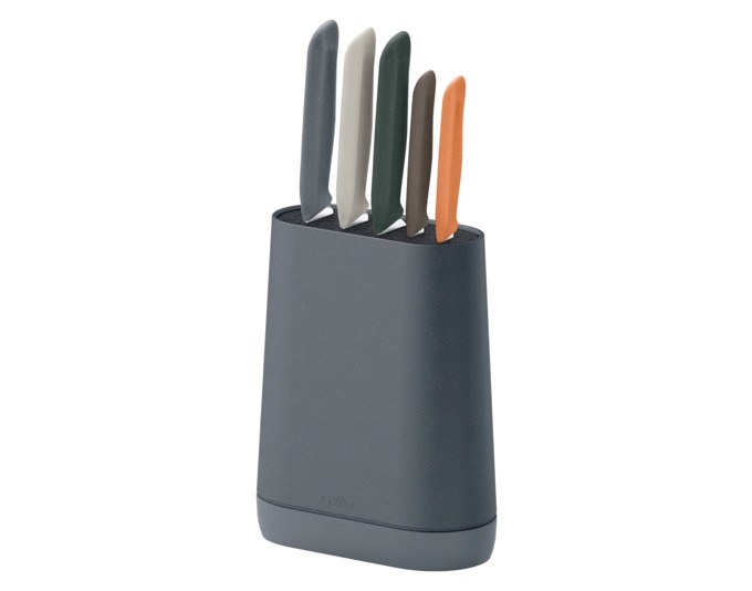 Grauer ZYLISS Messerblock mit Borstenstruktur und fünf Messern mit farbigen Griffen, darunter Brotmesser und Kochmesser.