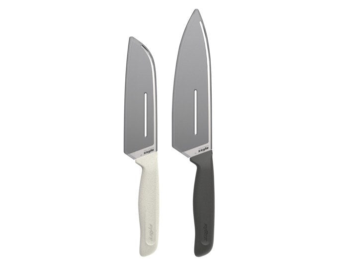 Zwei Messer des ZYLISS Messerset Classic mit anthrazit-violetten Weizenstroh-Griffen und Edelstahlklingen, teils mit durchsichtiger Schutzhülle.