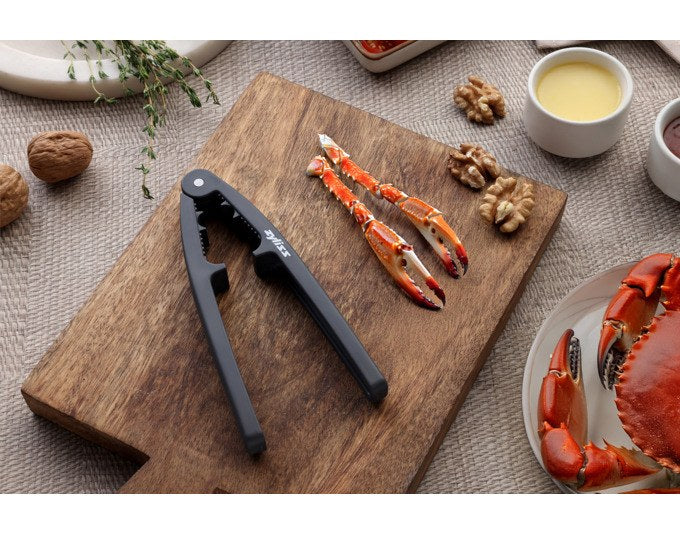 Schwarzer ZYLISS Meeresfrüchte-Knacker aus robustem Material mit gezahnter Innenseite und Scharnier, kompakte Form für Hummer und Krabben.
