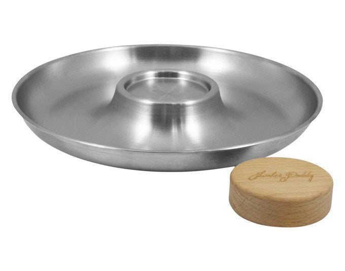 Silberfarbenes Edelstahltablett mit rundem Holzpuck in der Mitte, ZYLISS Austernplatte Shucker Paddy Set 2in1, Draufsicht auf glatter Oberfläche.