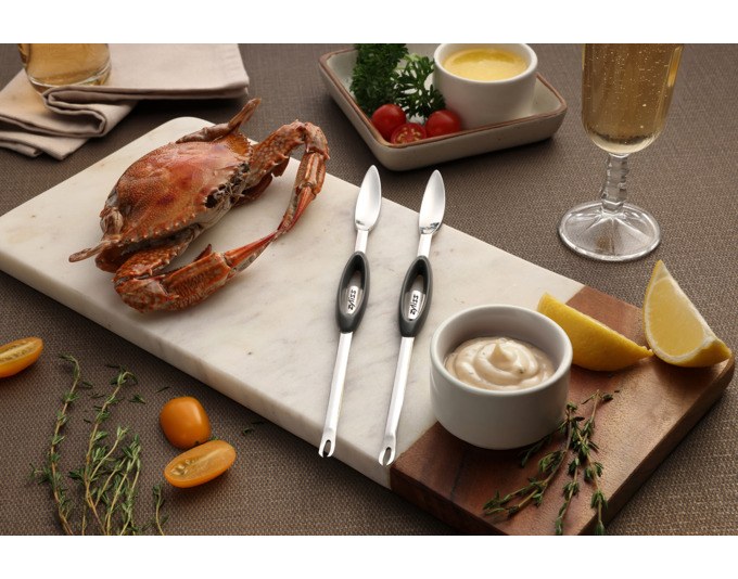 Zwei ZYLISS Meeresfrüchte-Picks aus Chromstahl mit Gabel- und Löffelende, schlanke Form für die Entnahme von Muschelfleisch.