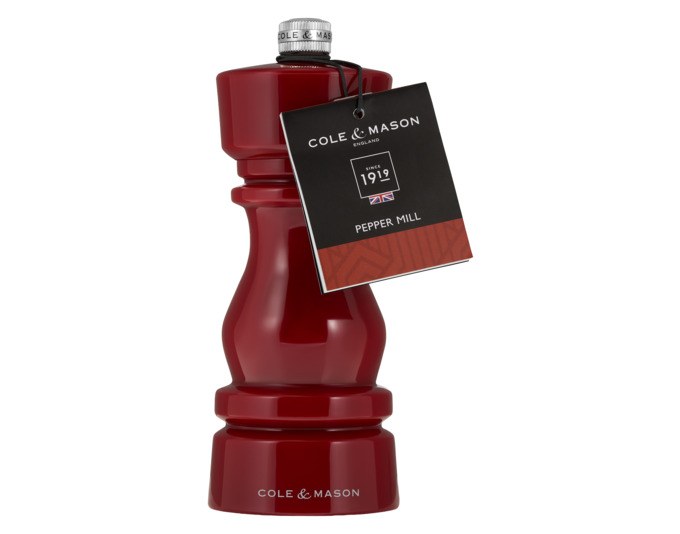 Rote Pfeffermühle aus Acryl der Marke COLE&MASON, zylindrische Form, Höhe 15 cm, mit sichtbarem Mahlwerk am oberen Ende.